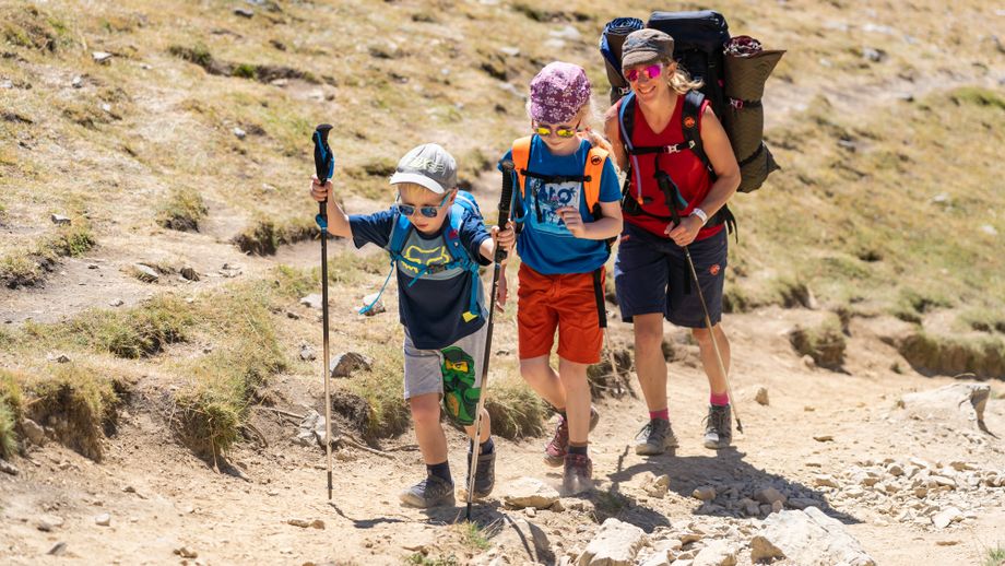 Met kinderen de bergen in: zware rugzakken voor de ouders