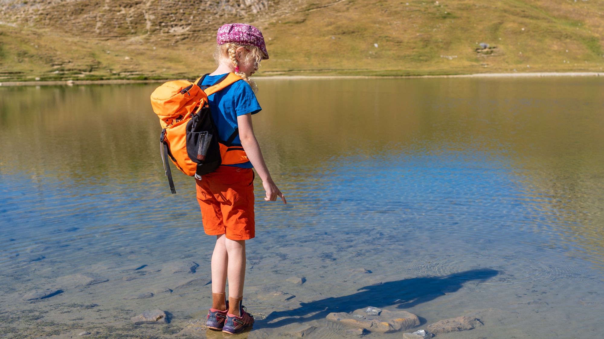 Kinderen dragen hun eigen (lichte) rugzak