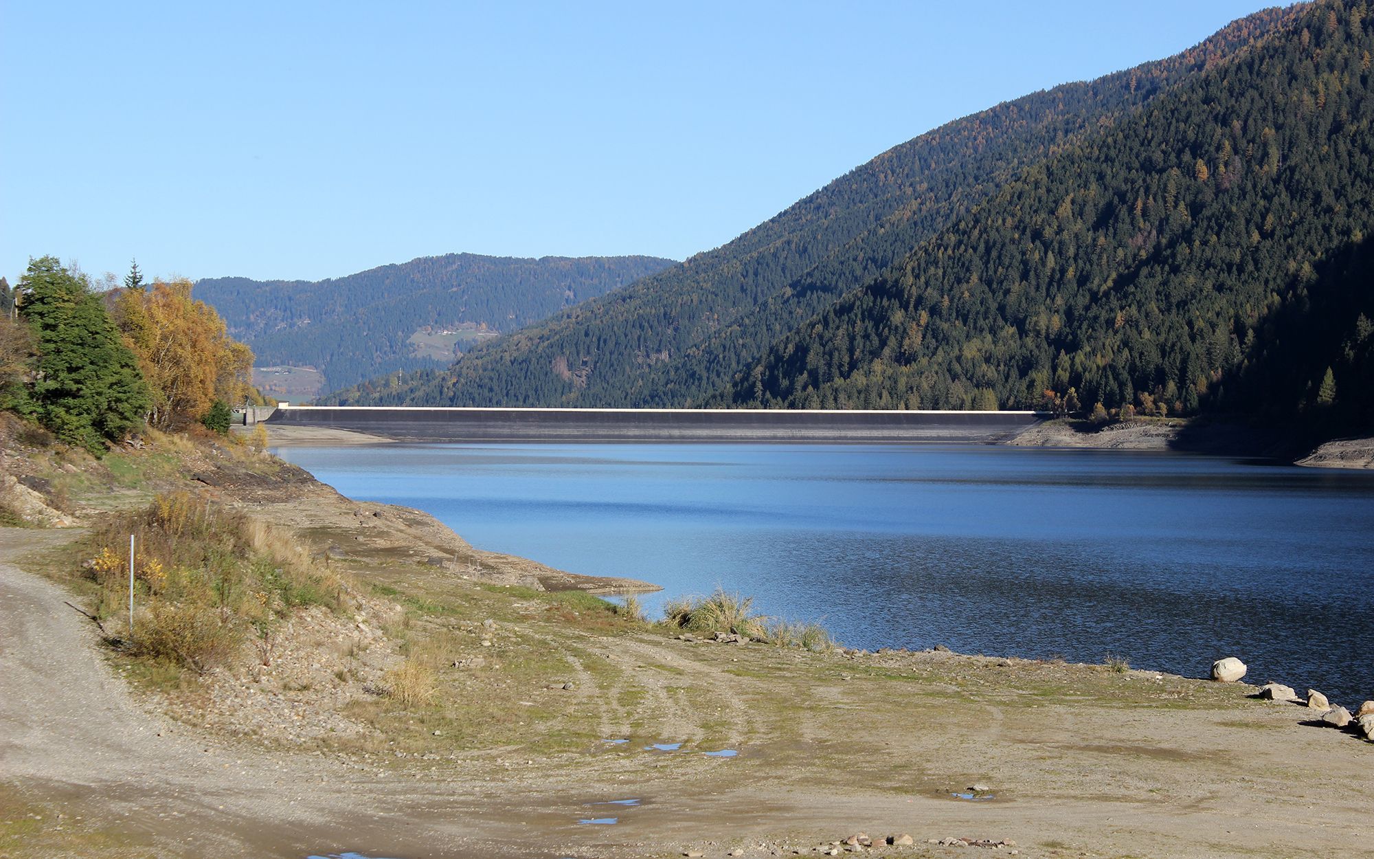 Zicht op de dam van het Zoggler-stuwmeer. Beeld: ManfredK